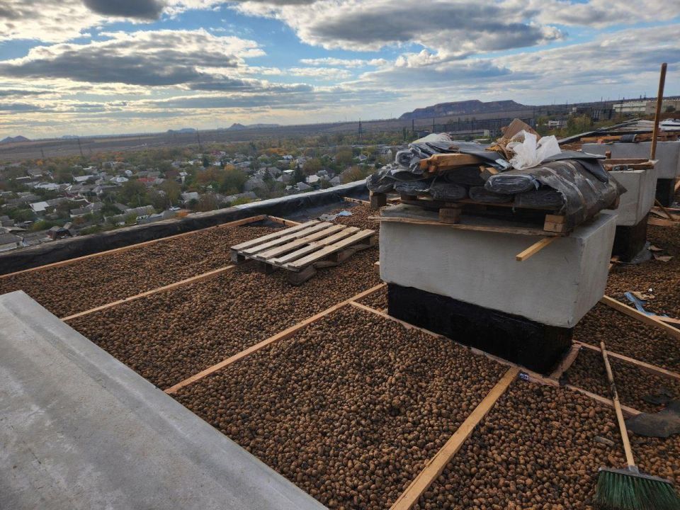 Подрядчики Нижнего Новгорода обновляют кровлю жилого дома в Харцызске