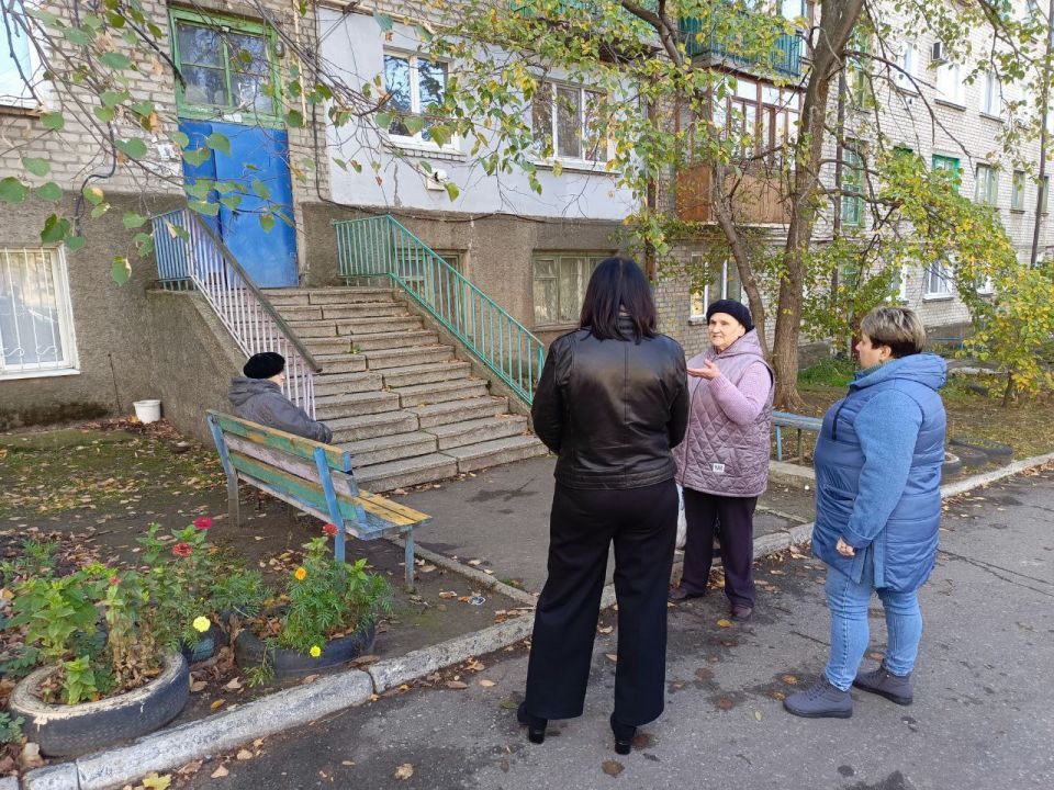 22 октября начальник Зугрэсского территориального отдела Наталья Марушка провела встречу с жителями в городе Зугрэс по адресу: ул. Пионерская