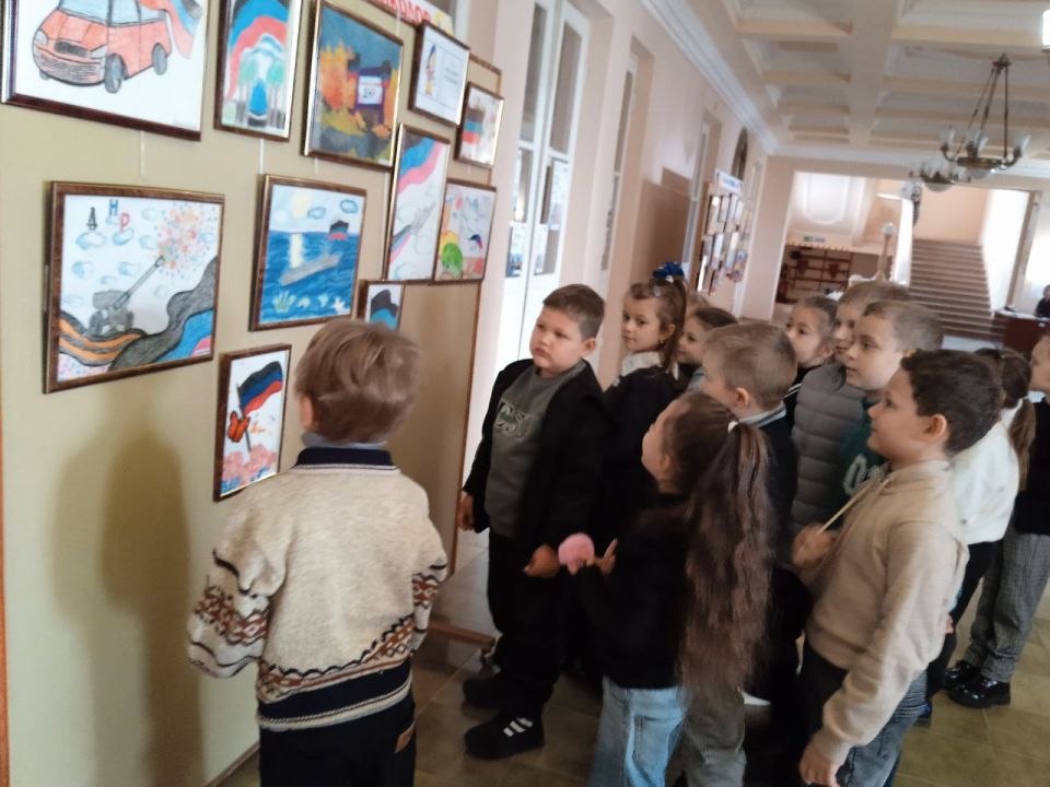 Николай Михайлов: В городе Комсомольское прошла выставка детских работ «Донбасса главный триколор»