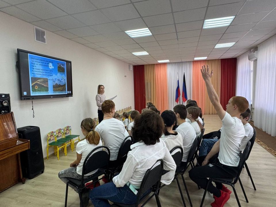 Праздник гордости и единства: юные жители Шахтерска отметили День Флага Донецкой Народной Республики