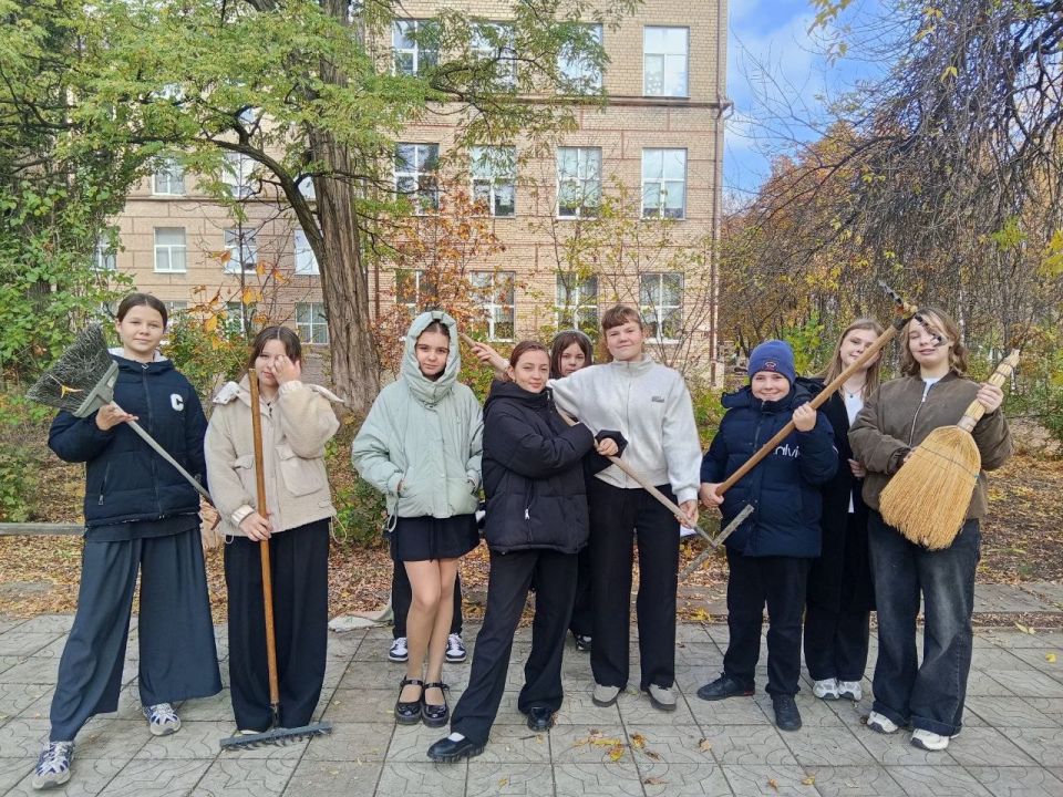 В школе Ждановки прошла акция «Чистый двор»