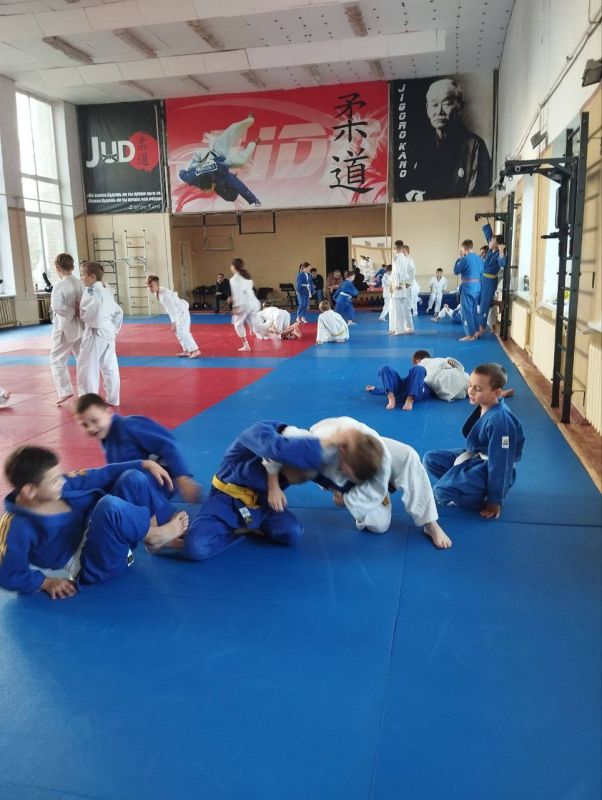 Врамках партийного проекта Всероссийской политической партии «ЕДИНАЯ РОССИЯ»«Выбор сильных» в 21 октября 2025 года прошла открытая тренировка среди воспитанников секций дзюдо и самбо