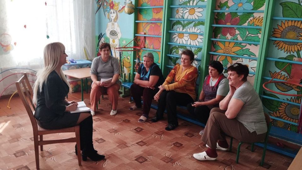 Управляющий делами администрации Амвросиевского муниципального округа Елена Фисенко встретилась с трудовым коллективом Белояровского детского сада