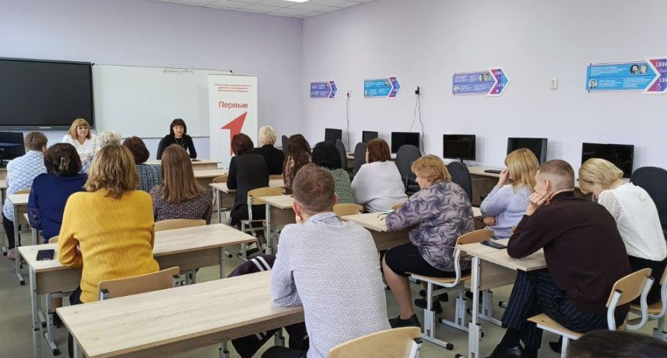 Заместитель главы администрации Амвросиевского муниципального округа Елена Крюкова провела встречу с трудовым коллективом Металлистовской школы