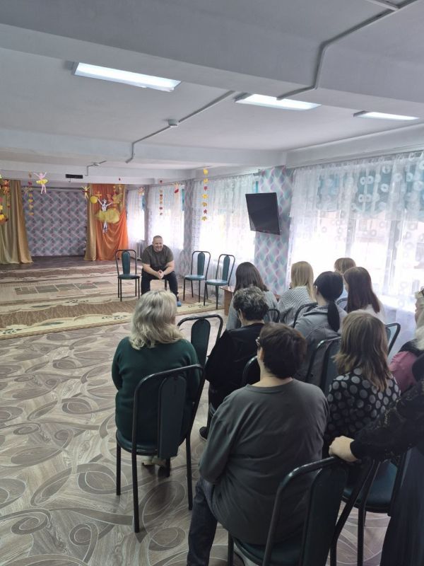 Заместитель председателя #Комитет_по_вопросам_агропромышленного_комплекса_земельных_отношений Максим Королюк (фракция «Единая Россия») по поручению Главы ДНР Дениса Пушилина провел встречу с трудовым коллективом ГКДОУ...