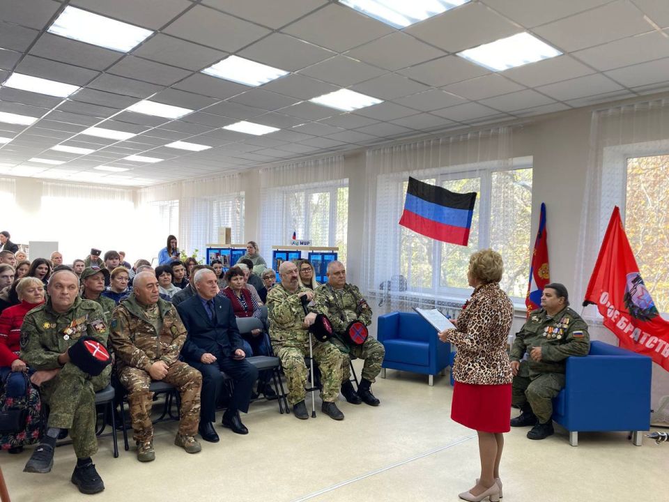 В преддверии нашего общего праздника, Дня флага ДНР, в Харцызской модельной библиотеке состоялось особое, душевное мероприятие под названием «Гордые символы нашей республики»