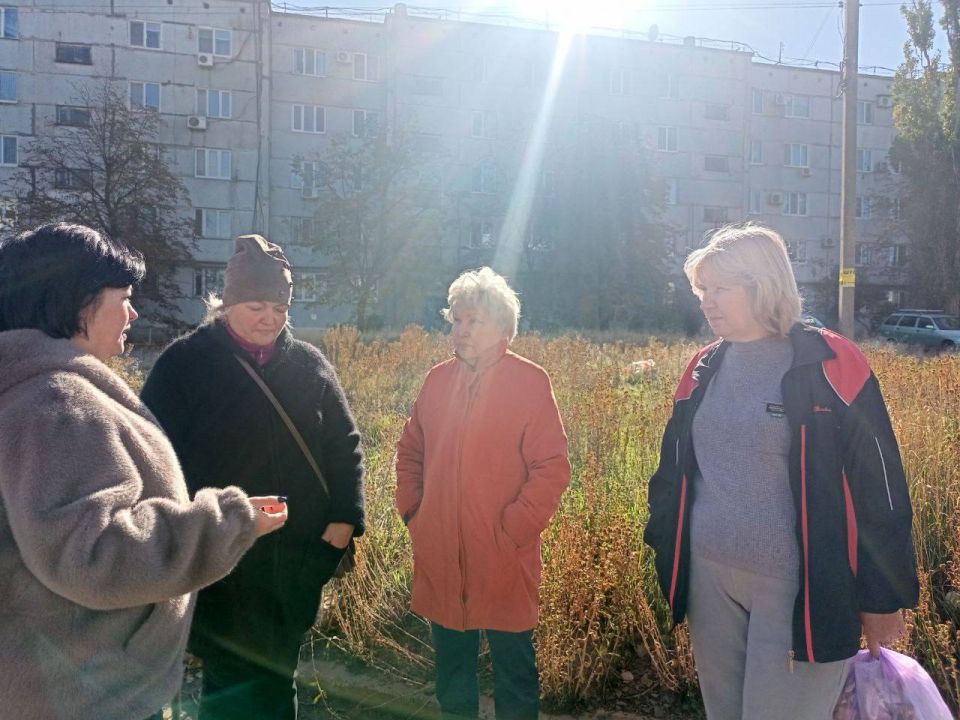 Заместитель главы администрации муниципального образования г.о. Харцызск Виктория Рогожина провела встречу с жителями города Зугрэс, ул. 60 лет Октября, д. 6а по вопросам ТОС (территориальное общественное самоуправление)