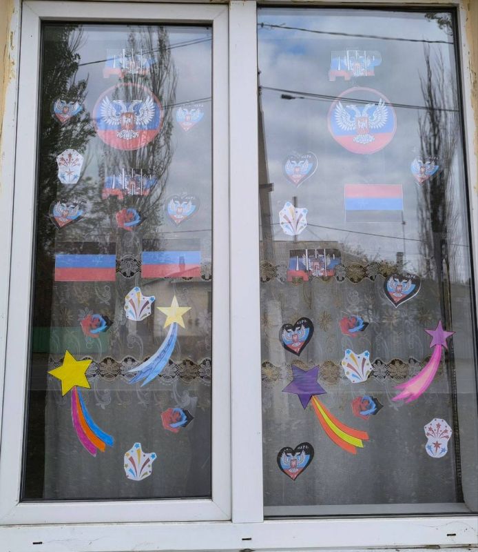 В преддверии одного из самых значимых для нашего региона праздников — Дня флага Донецкой Народной Республики, учащиеся общеобразовательных школ украсили свои окна яркими тематическими рисунками, открытками и аппликациями