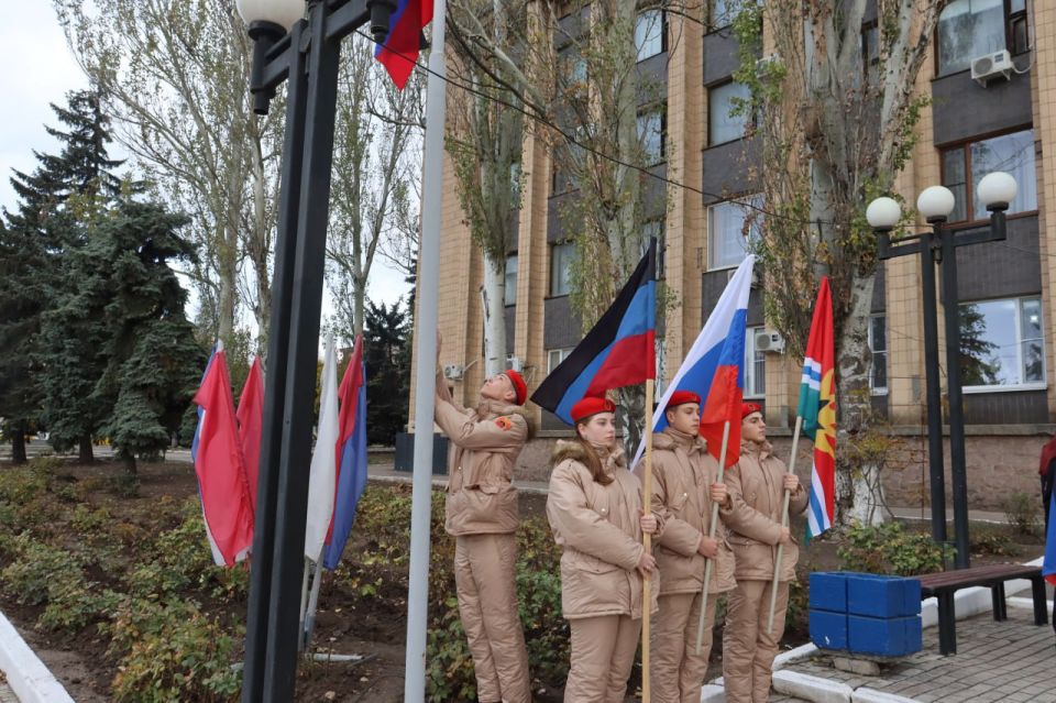 Сегодня в преддверии Дня Государственного флага Донецкой Народной Республики на главной городской площади состоялась торжественная церемония поднятия Государственного флага Донецкой Народной Республики, в которой приняли...