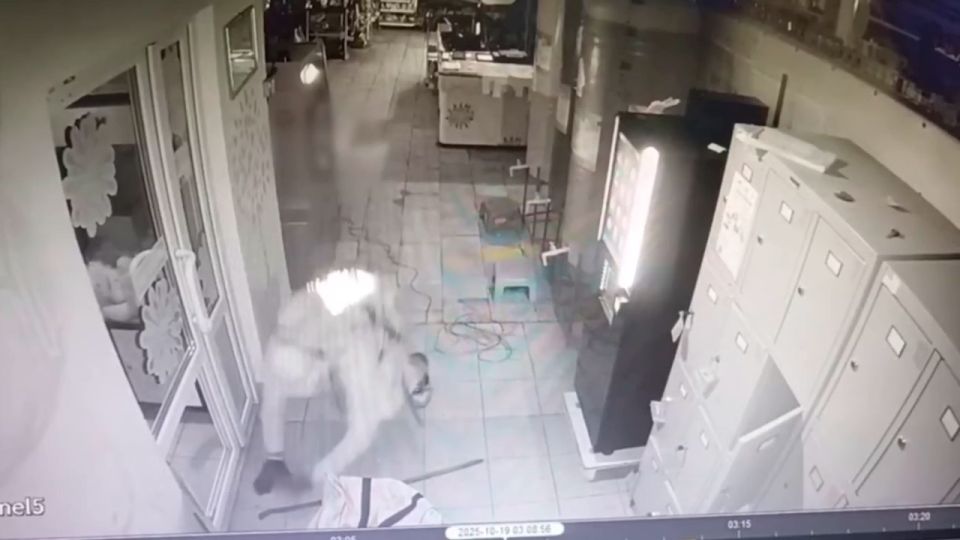 В ДНР похититель взорвал банкомат, но не смог взять деньги