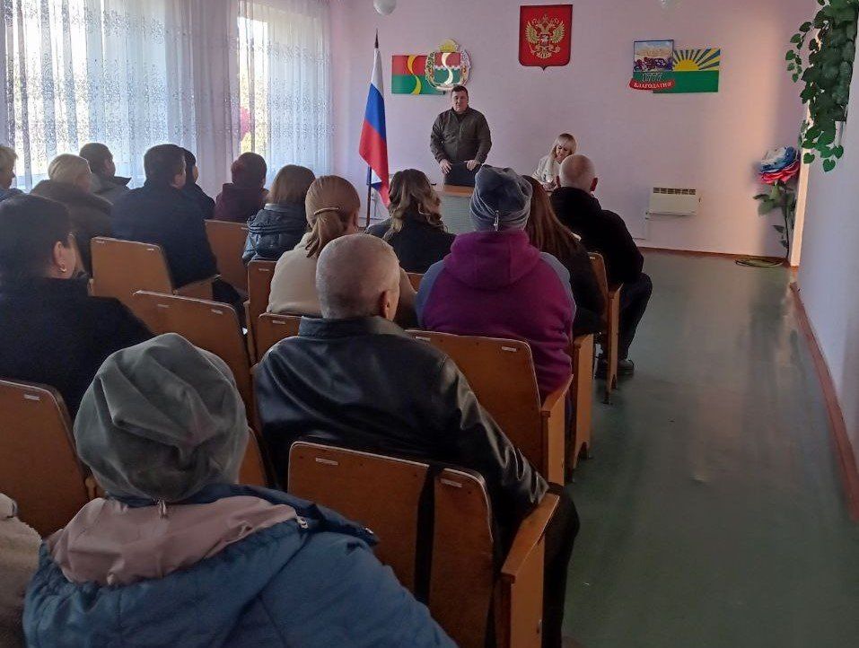 Секретарь Амвросиевского местного отделения всероссийской политической партии "Единая Россия" Игорь Лызов встретился с жителями с. Благодатное