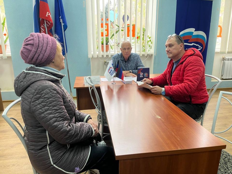 Сегодня заместитель главы Администрации муниципального образования городского округа Харцызск Владимир Панченко провел прием граждан в общественной приемной партии «Единая Россия»