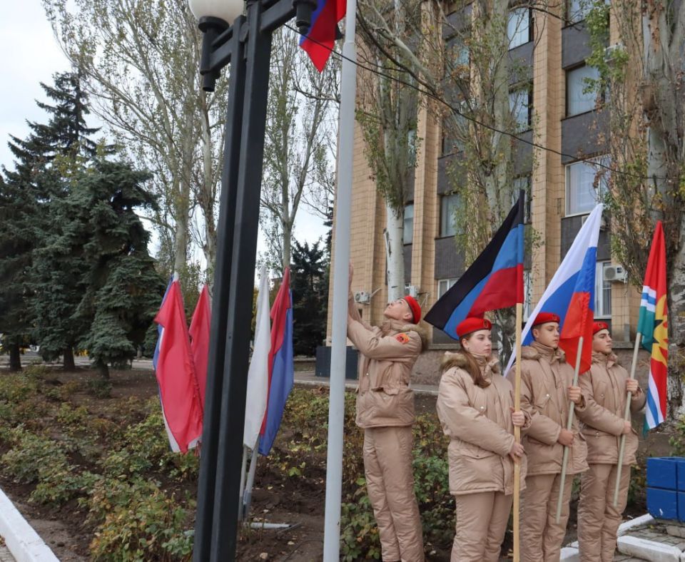 В Тореза состоялась церемония поднятия флага ДНР