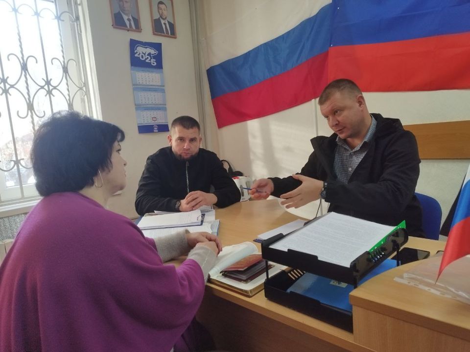 Выездной прием граждан. 23 октября Председатель Тельмановского муниципального совета Дмитрий Липчанский совместно с нотариусом и адвокатом принял участие в выездном приеме граждан в Курахово