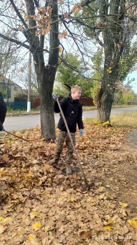 Вместе делаем мир вокруг лучше! В нашем колледже прошёл субботник Студенты и преподаватели объединились, чтобы навести порядок на подшефной территории и подарить ей ухоженный вид