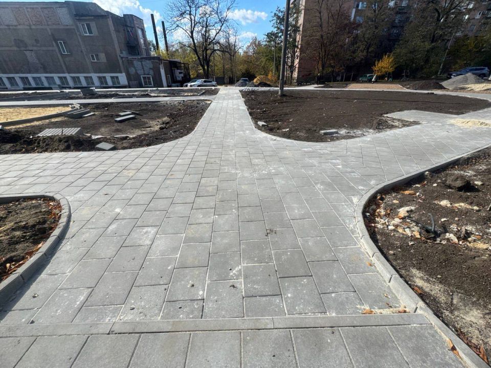 Благоустройство территории у Зугрэсской школы искусств