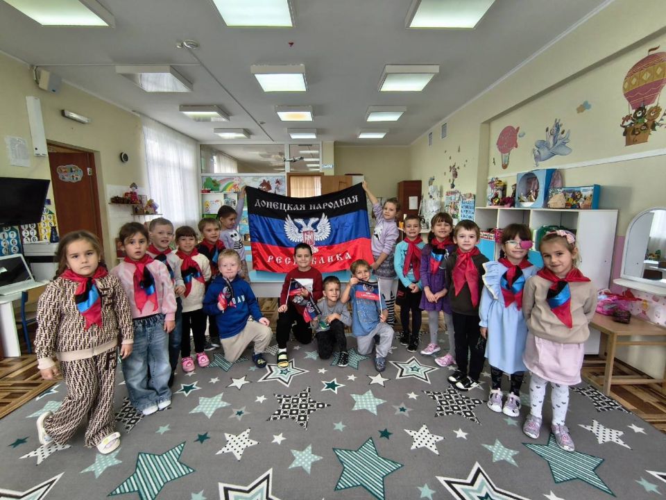 В Государственном казенном дошкольном образовательном учреждении «Детский сад № 7 «Чудо-сад» комбинированного вида городского округа Харцызск» Донецкой Народной Республики прошли мероприятия, посвященные Дню Флага ДНР