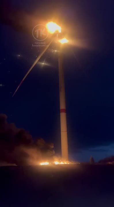 Ветряк под Краматорском. Местные говорят, что по нему прилетело