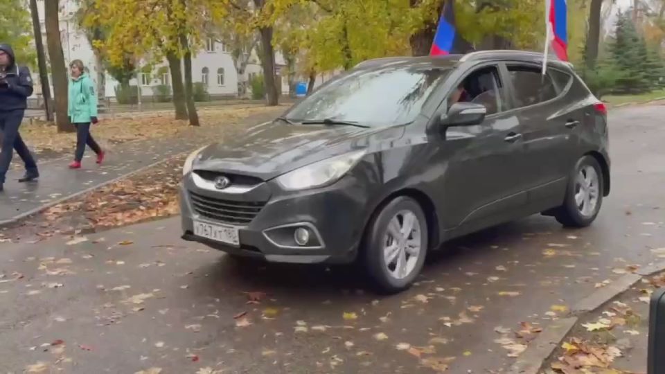 Евгений Поплавский: В день флага Донецкой Народной Республики в Харцызске прошел автопробег с участием более 20 машин