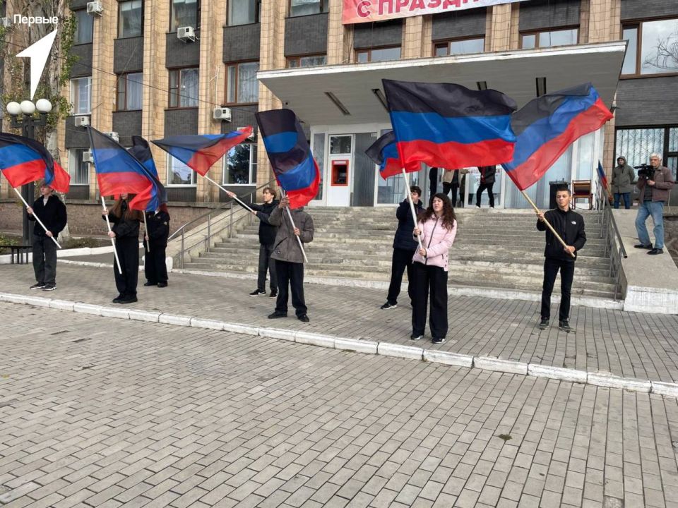 Торжественный подъем Государственного флага Донецкой Народной Республики