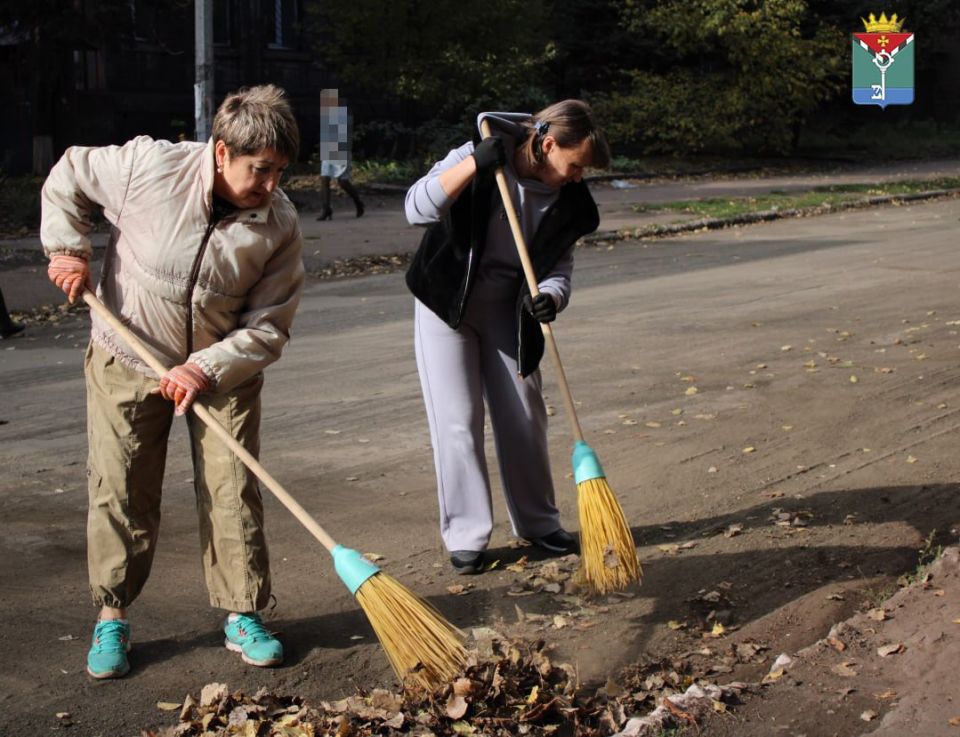 В преддверии Дня флага Донецкой Народной Республики сотрудники Администрации округа и муниципального совета провели очередной субботник