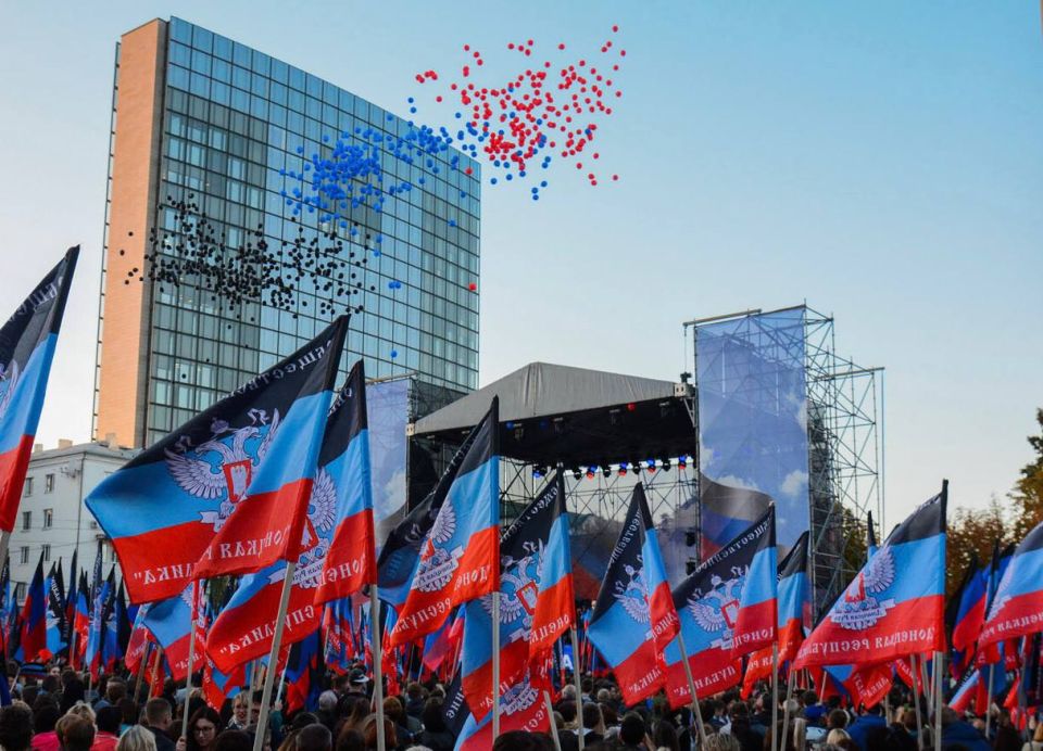 Александр Волошин: С Днём флага Донецкой Народной Республики!