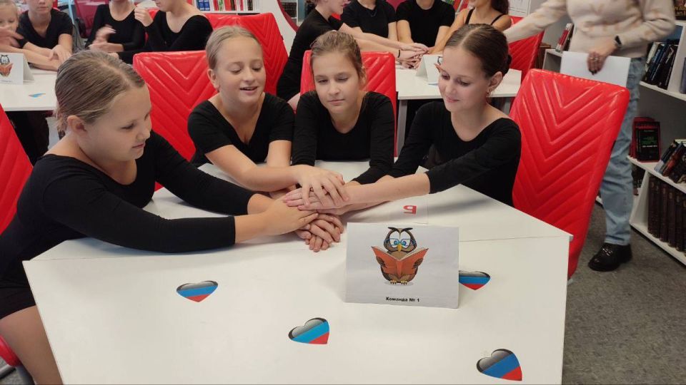 Брейн-ринг «И гордо реет флаг свободы!» был проведен в рамках проекта «Историческая память» ВПП «Единая Россия» для участников творческих коллективов в клубе села Бирюки ко Дню флага Донецкой Народной Республики