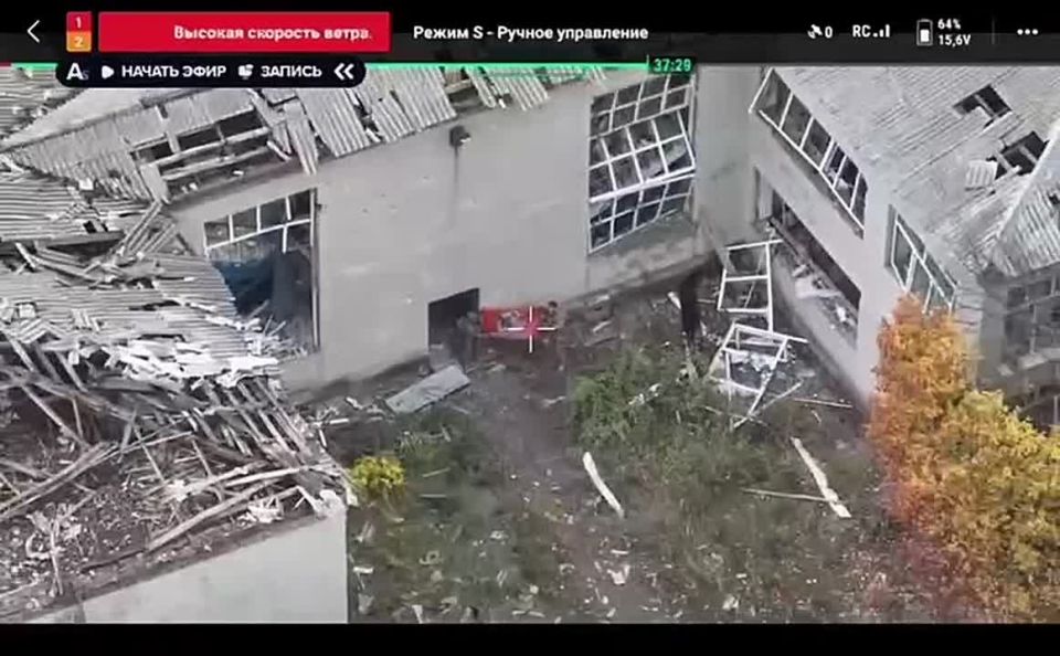 Бойцы отряда Шторм 9-ой бригады демонстрируют флаг подразделения на юго-восточной окраине Родинского