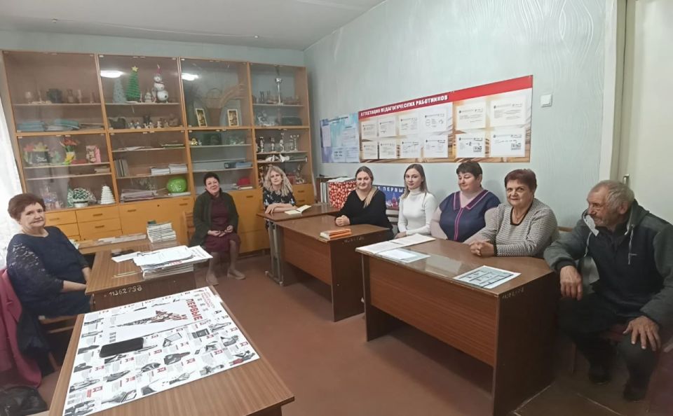 Заместитель главы администрации Амвросиевского муниципального округа Татьяна Разводова встретилась с работниками образовательных организация с. Великое Мешково