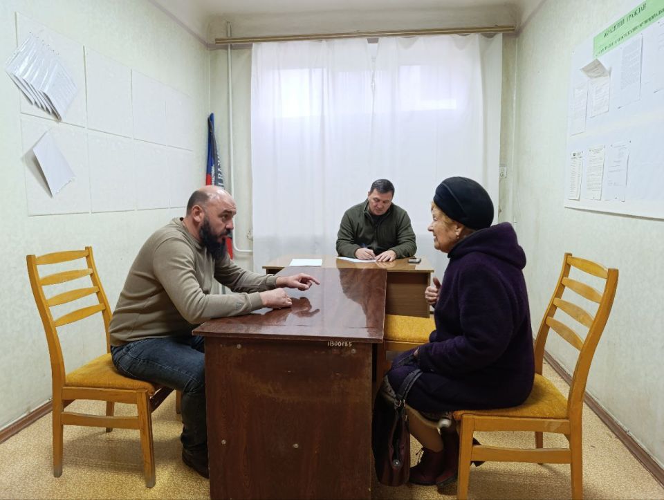 Глава Амвросиевского муниципального округа Игорь Лызов провёл личный приём в администрации округа