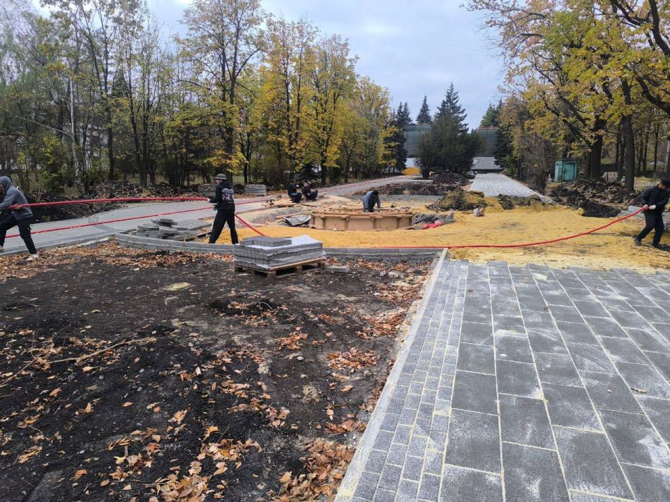 Евгений Поплавский: Харцызск преображается: в городском парке культуры и отдыха имени А.П. Чехова продолжаются работы по благоустройству!