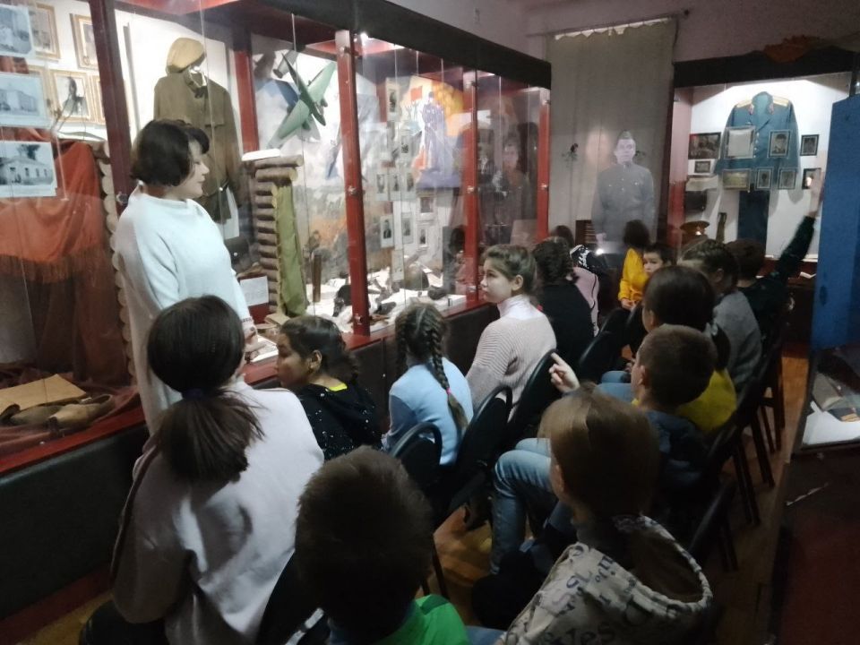 27 октября в МБУ «Музей истории города Харцызска» для воспитанников социально-реабилитационного центра для несовершеннолетнего города Харцызска была проведена экскурсия «Музейные предметы расскажут о многом»