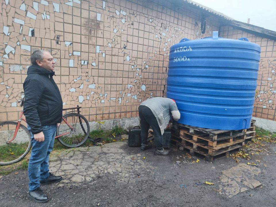 Сегодня, 27 октября, в рамках протокольного поручения Главы Республики Дениса Пушилина депутат Торезского городского совета Эдуард Иващенко проконтролировал своевременность наполнения емкости для накопления воды по ул. 8...