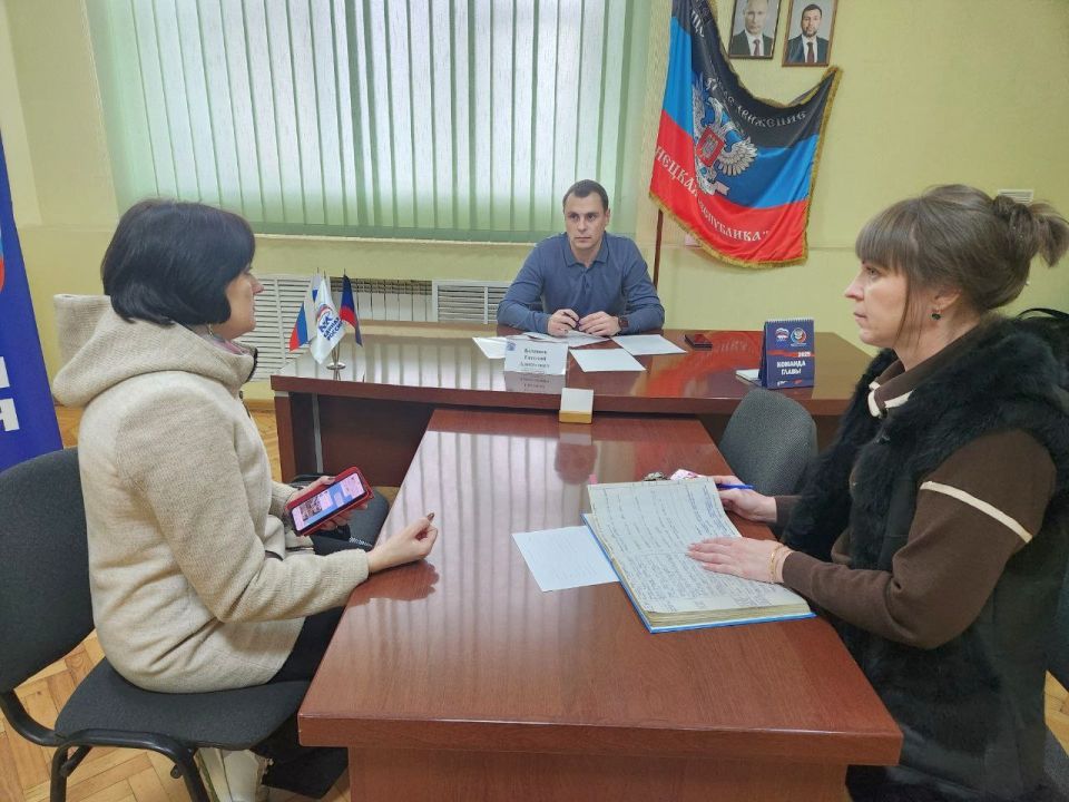 Прием граждан. 28 октября депутат Народного Совета ДНР Евгений Белашев провел прием граждан в местной общественной приемной Шахтерского местного отделения партии «Единая Россия»