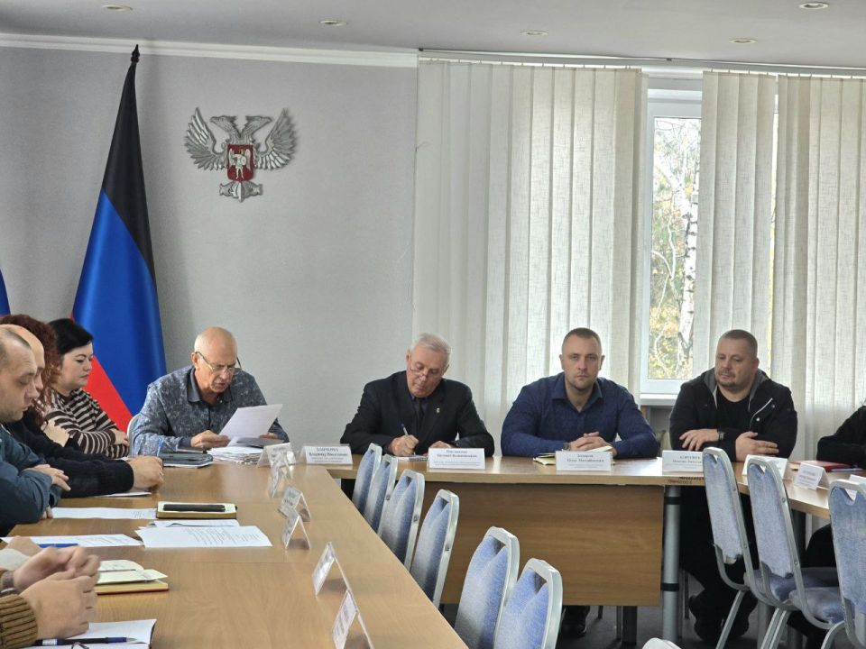 Дмитрий Огилец: В рамках выполнения поручения Главы Донецкой Народной Республики Дениса Владимировича Пушилина по мониторингу хода отопительного сезона, принял участие в аппаратном совещании с участием руководителей всех...