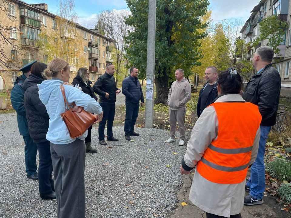 Первый заместитель главы Администрации городского округа Харцызск Олег Захаров совместно с заместителем главы Администрации городского округа Харцызск Александром Кострюченко провели встречу с жителями в г. Харцызск по...