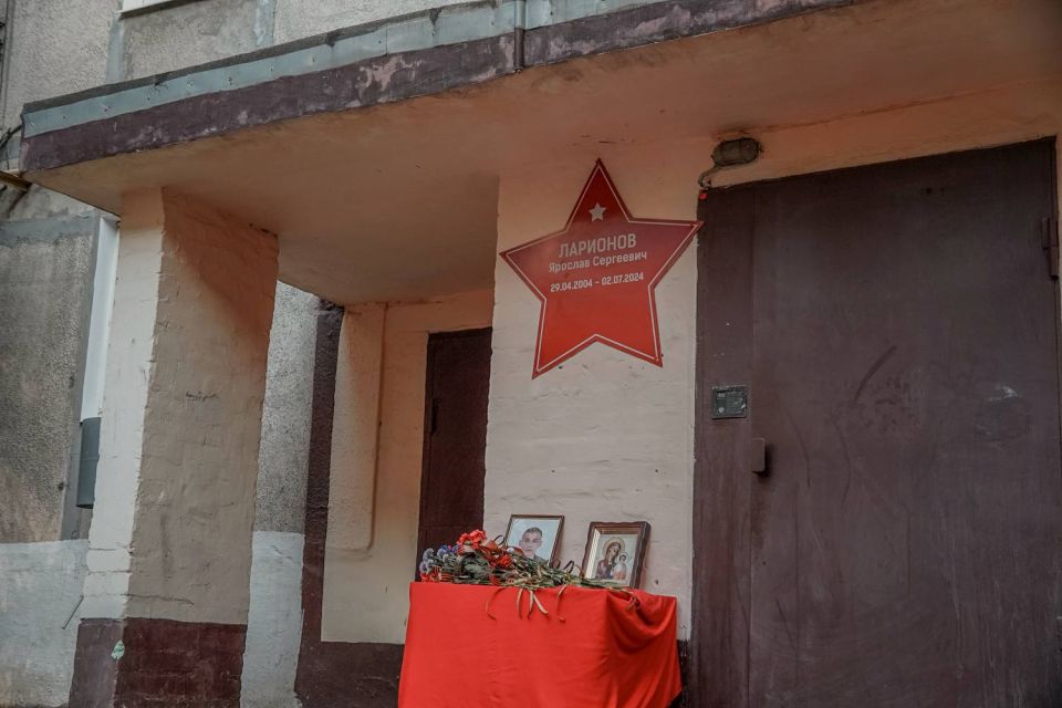 В городе Кировское установили Звезду Героя в честь Ярослава Ларионова