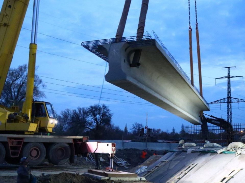 В рамках капитального ремонта моста через реку Скелевая на участке автодороги Светлодарское - Мироновка - /на Попасную/ выполнен монтаж пролетного строения