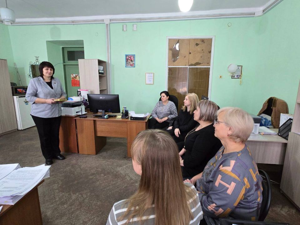 Сегодня управляющий делами администрации городского округа Дебальцево, Рудакова Инна Алексеевна, провела встречу с трудовым коллективом отдела культуры