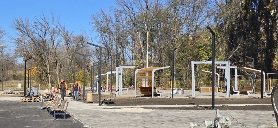 В Докучаевске идут работы по благоустройству нового места притяжения жителей