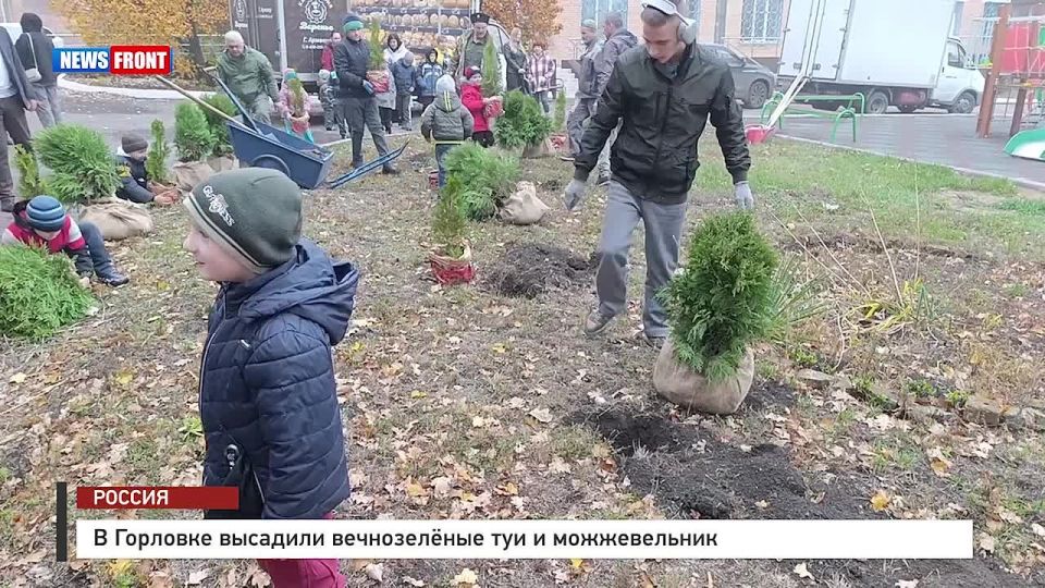 Роман Конев: В Горловке высадили вечнозеленые туи и можжевельник в рамках акции «Аллея Единства», проводимой гуманитарной группой «Стоим Zа Донбасс! АрмаVир»