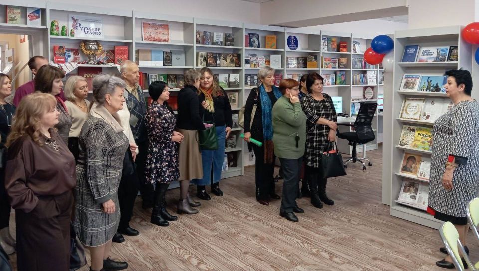 Мы - едины!. . Ушли в историю года, Цари менялись и народы, Но время смутное, невзгоды Русь не забудет никогда! Деревни, сёла, города С поклоном русскому народу Сегодня празднуют свободу И День единства навсегда! Н