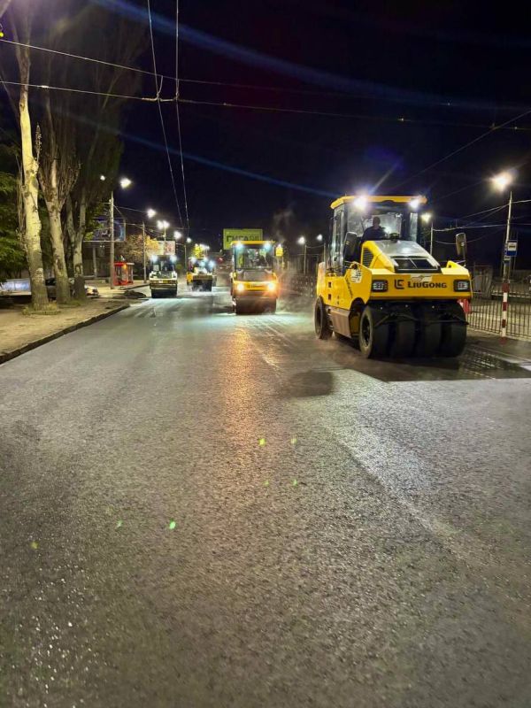 Завершаем работы по приведению в нормативное состояние дорожного покрытия на Ленинском проспекте и площади Коммунаров в Донецке