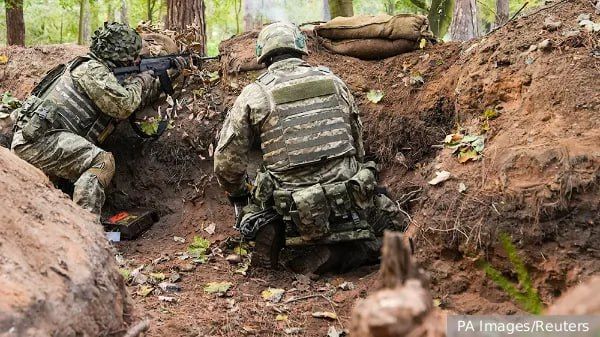 Ситуация для ВСУ в Красноармейске и Димитрове безнадежная, поэтому им надо сдаваться в плен и спасать себя, не дожидаясь распоряжений из Киева, сказал газете ВЗГЛЯД военный эксперт Андрей Кошкин