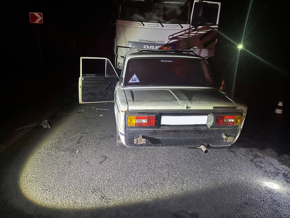 На дороге Донецк–Амвросиевка фура столкнулась с ВАЗом — водитель погиб