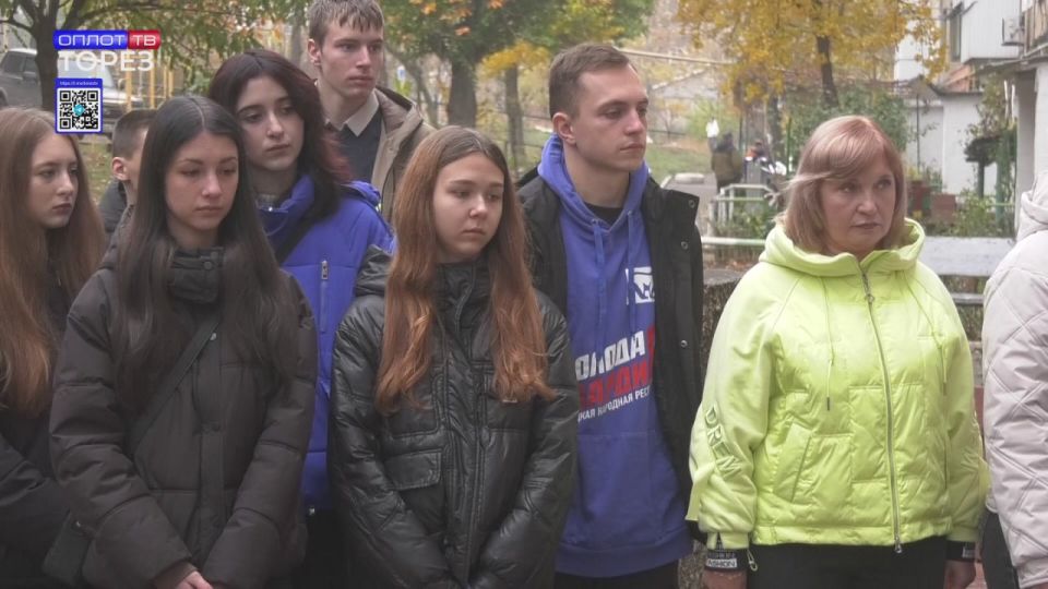 "Звезда Героя". В Торезе в рамках проекта "Звезда Героя" установили очередную мемориальную таблицу в память о защитнике Родины Баличеве Александре Владимировиче