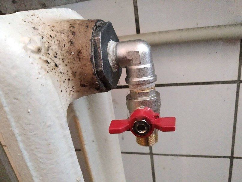 По поручению Главы ДНР Дениса Пушилина, Администрация округа настоятельно просит вас не сливать воду из систем отопления