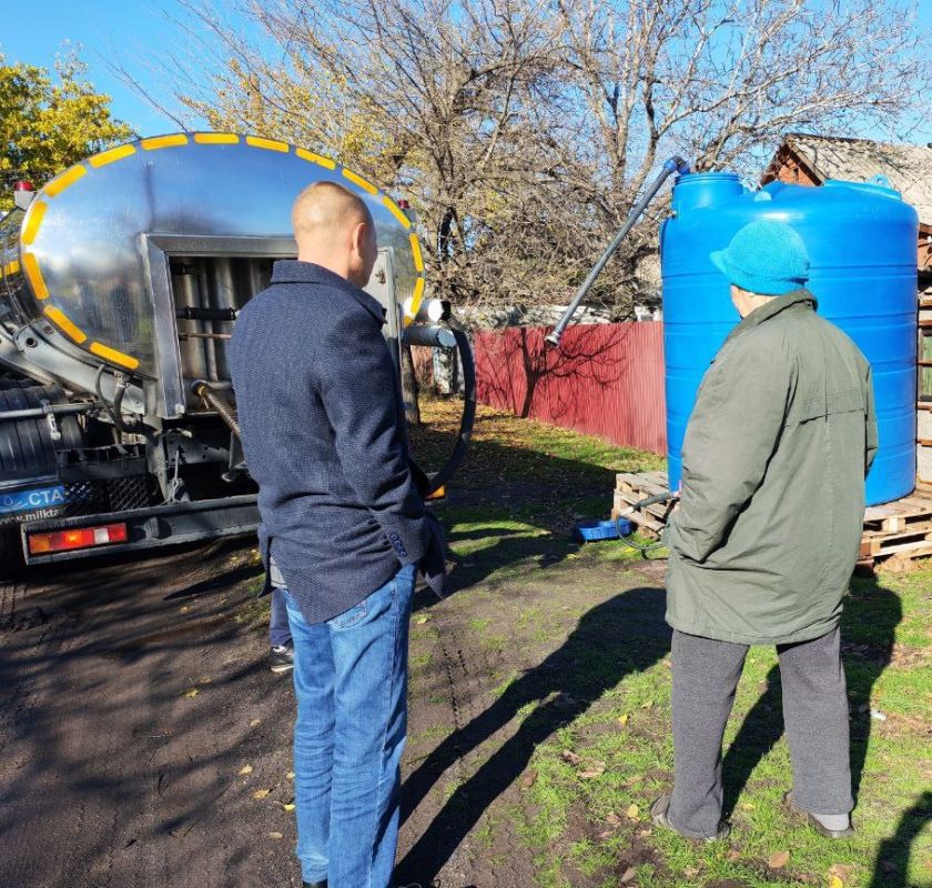 Сегодня, 29 октября, депутат Торезского городского совета Иван Масленников проконтролировал подвоз воды в ранее установленную емкость по ул. Тульская