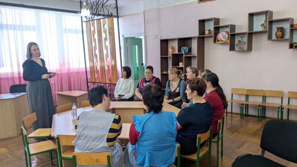 29 октября заместитель председателя Общественного совета Ирина Северина провела встречу с трудовым коллективом ГКДОУ "Детский сад № 50 "Лелея" г.о. Торез"