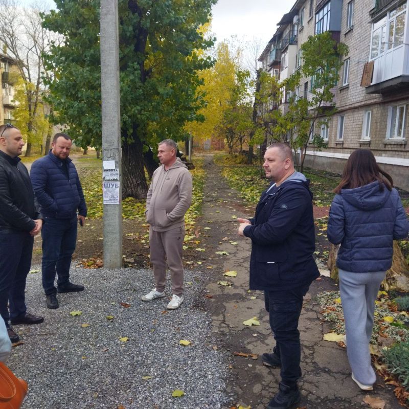 Заместитель председателя #Комитет_по_вопросам_агропромышленного_комплекса_земельных_отношений Максим Королюк провел сход граждан в Харцызске